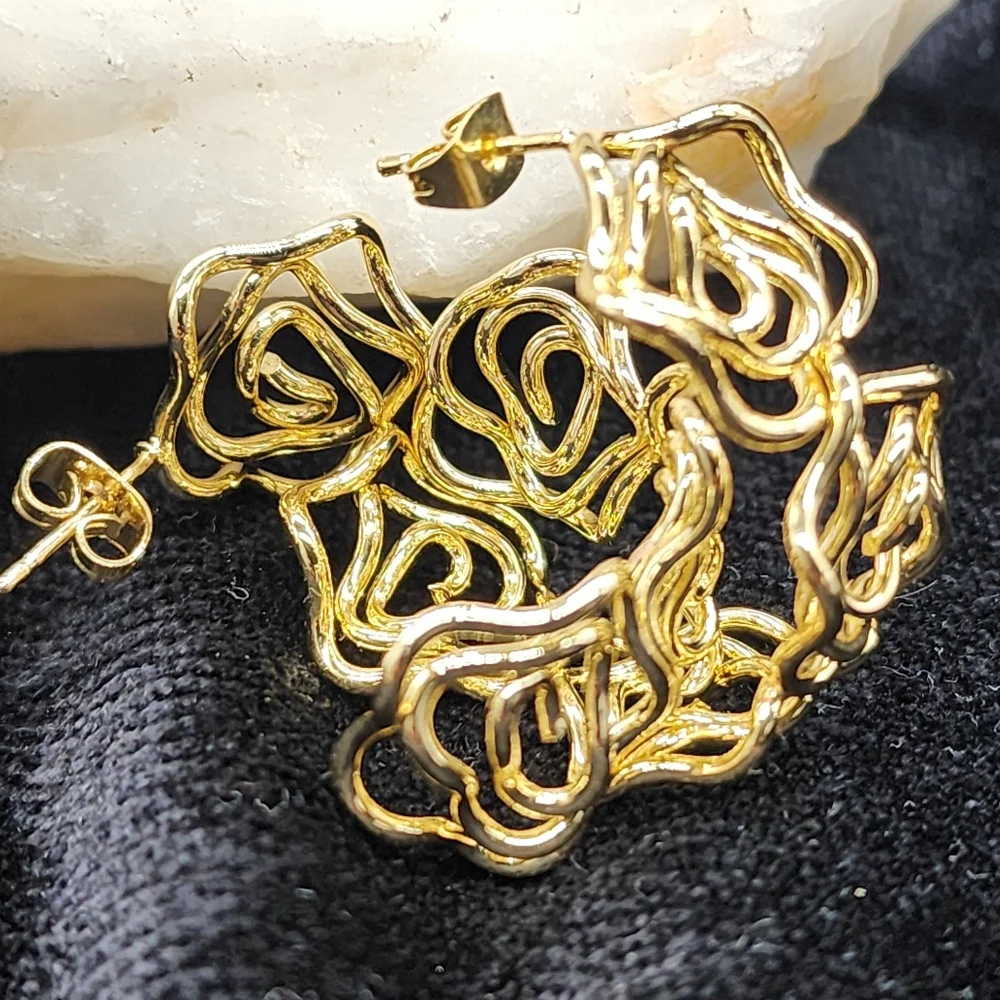 Unique Hoops Rhodium 18 kt Gold Plated Earrings/Studs Floral Design